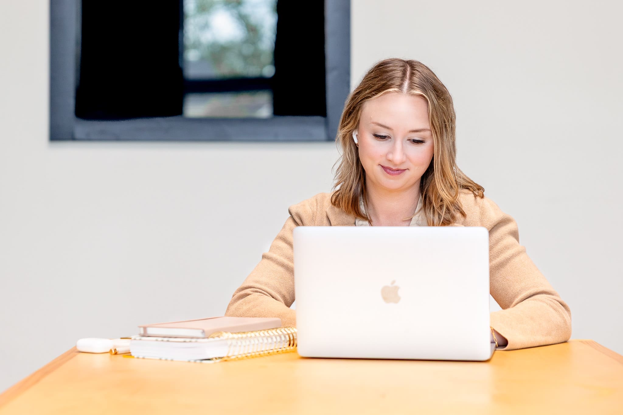 Woman sits at a desk to work on laptop | SEO + Marketing Expert Brand Photos | Kayla Petrosky Photography